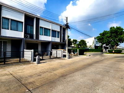 Townhouses for sale Bangkok University : TOWN HOUSE 25.3 Sq.w. Khlong Luang Pathumthani for 3.2M