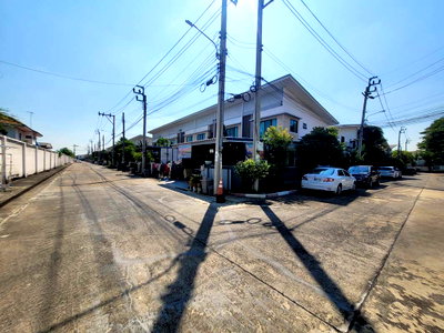 ทาวน์โฮม โรงเรียนนานาชาติเด่นหล้า : ทาวน์เฮ้าส์ 23.8 ตร.วา โมดิวิลล่า บางบัวทอง บางบัวทอง นนทบุรี 2.2M