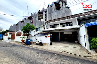 ทาวน์โฮม MRT ศูนย์วัฒนธรรมแห่งประเทศไทย : ขายทาวน์เฮาส์ ถนนประชาอุทิศ ใกล้ MRT ห้วยขวาง 2 คูหา 2 ชั้น 48 ตร.ว. 