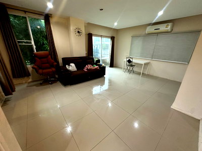 เช่าทาวน์โฮม เซฟวัน โก ศรีสมาน : 🏡✨ ให้เช่าทาวน์โฮม ห้องมุม โครงการ Happy View ดอนเมือง 3 ห้องนอน 2 ห้องน้ำ ใกล้สนามบินดอนเมือง ตรงข้ามสระว่ายน้ำ บรรยากาศน่าอยู่สุดๆ!