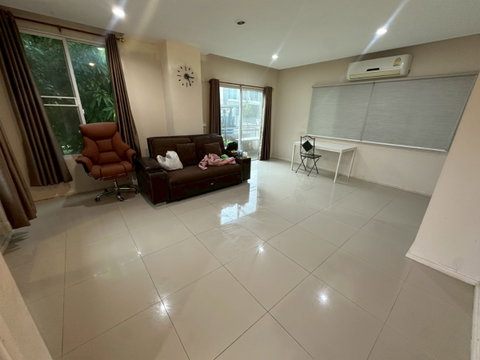 🏡✨ ให้เช่าทาวน์โฮม ห้องมุม โครงการ Happy View ดอนเมือง 3 ห้องนอน 2 ห้องน้ำ ใกล้สนามบินดอนเมือง ตรงข้ามสระว่ายน้ำ บรรยากาศน่าอยู่สุดๆ!