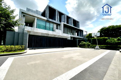 ขายบ้านเดี่ยว : ขายบ้านเดี่ยวหรู 3 ชั้น หมู่บ้าน BuGaan ซอยโยธินพัฒนา 3  125 ตร.ว. พร้อมสระว่ายน้ำ & ลิฟต์ส่วนตัว ใกล้ทางด่วนฉลองรัช