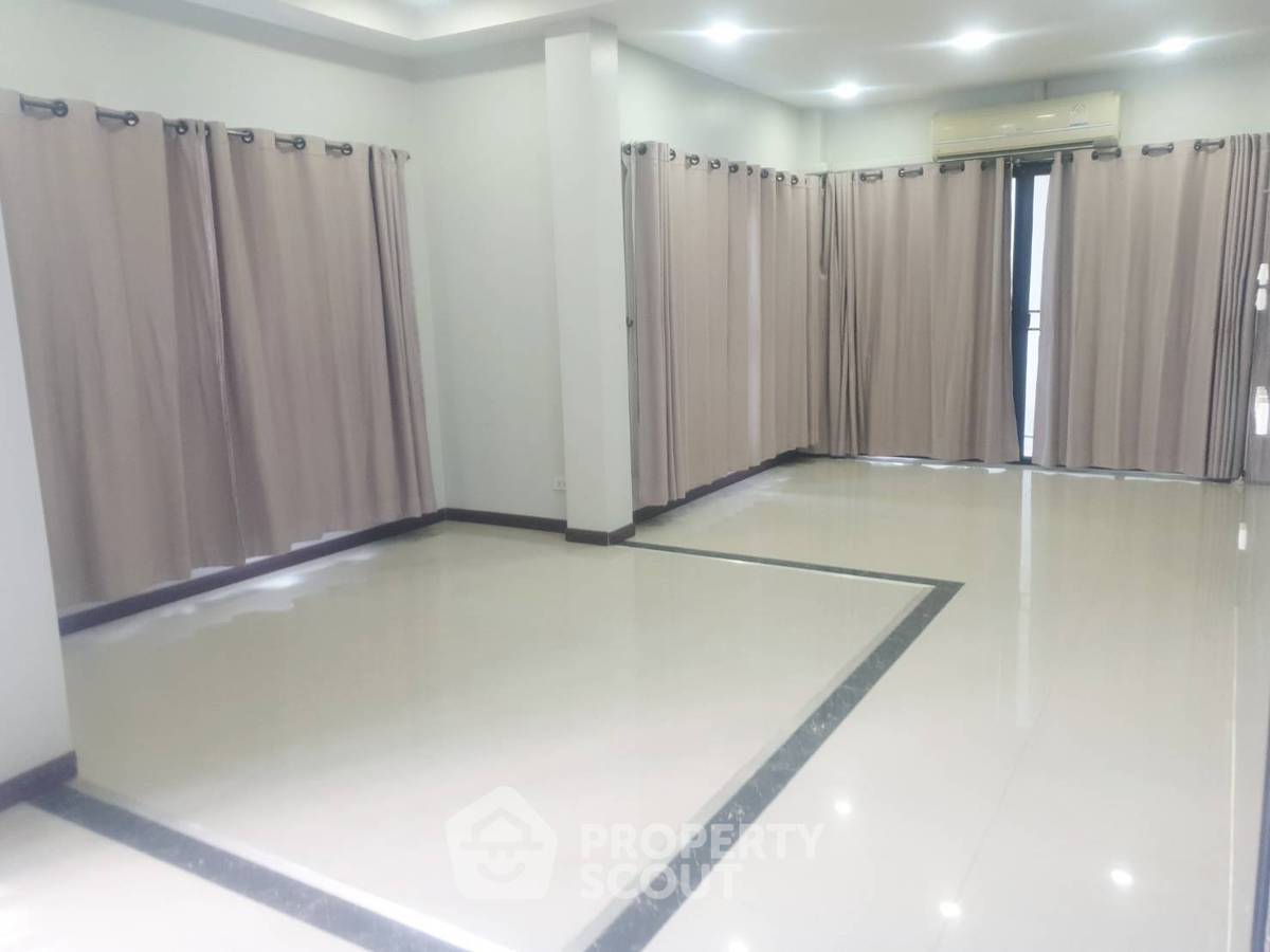 รูป บ้าน 5 ห้องนอน พื้นที่ 300 ตร.ม. ใกล้สนามบินเชียงใหม่ สุเทพ (ID 2870818) - รูปที่ 4/17