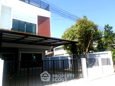Townhouses for sale Chiang Mai Airport : 3-BR Townhouse 250 Sqm Near Chiang Mai International Airport (ID 2870816)