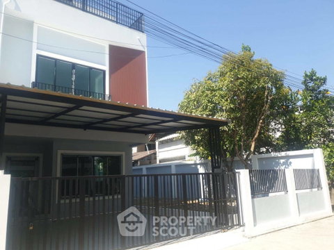 ทาวน์เฮ้าส์ 3 ห้องนอน พื้นที่ 250 ตร.ม. ใกล้สนามบินเชียงใหม่ (ID 2870816)