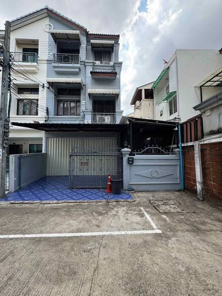 Townhouses for sale : 🔥 Townhouse for Sale | Corner Unit in Prime City Location | Baan Klang Muang Ratchada–Mengjai | Near MRT & Expressway
