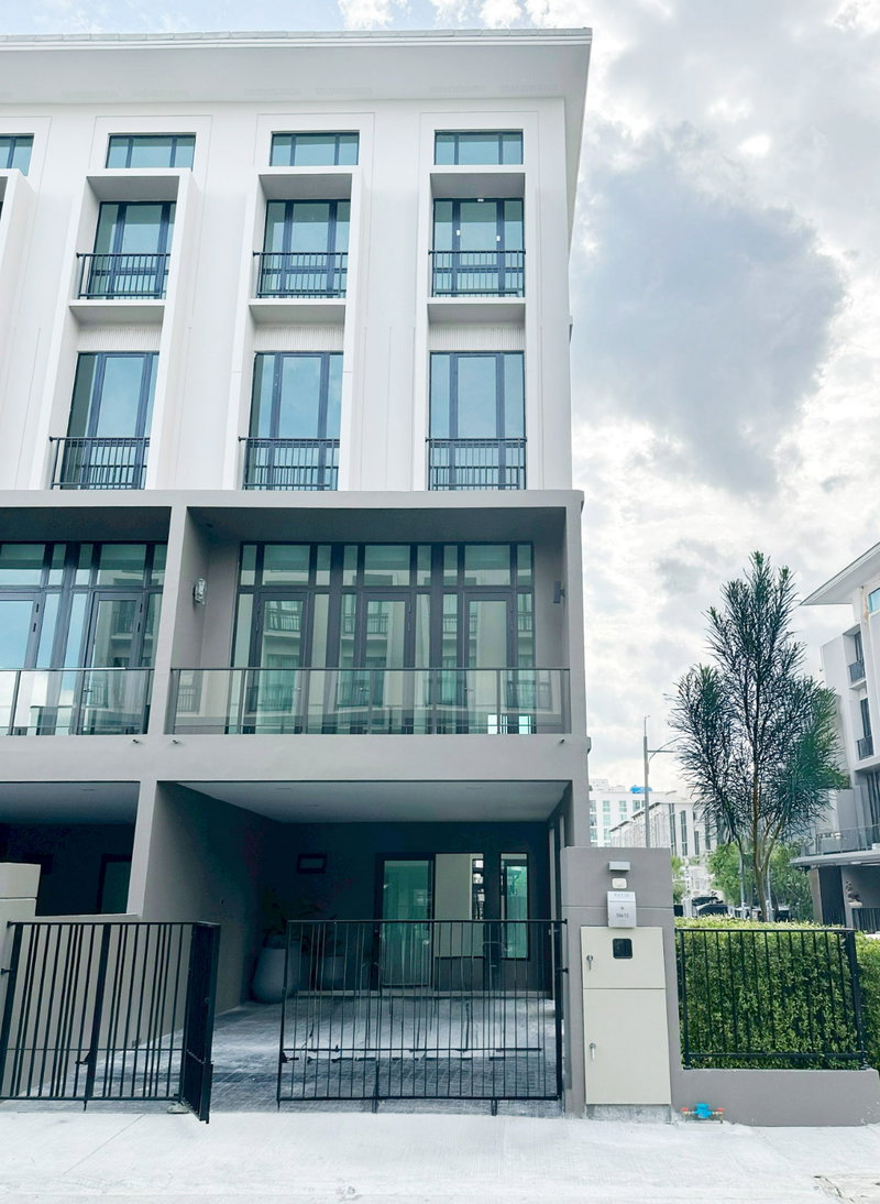 Townhouses for rent : R0281 For Rent: 4-story townhome, Patio Ratchayothin, corner unit with garden, affordable price. Interested? Line: @951qfbfi