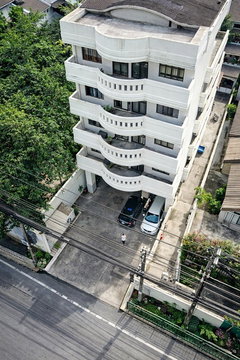 สุขุมวิท 23-33 ใกล้ BTS พร้อมพงษ์ 900 ม. อาคารอพาร์ตเมนต์ 6 ชั้น 10 ห้อง 130 ตร.ม. ต่อห้อง มีแบบ 2 นอน 3 น้ำ เหมาะทำ AirBNB โรงแรม