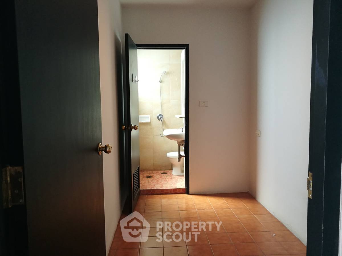 รูป คอนโด 3 ห้องนอน ชั้น 31 ขนาด 208 ตร.ม. Sathorn Gardens ใกล้ MRT Silom (ID 2877147) - รูปที่ 19/23
