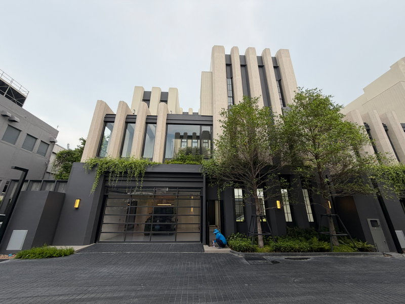 Houses for sale : DAVEN Rama 9, Luxury Pool Villa, on Rama 9 Road, near The Nine Rama 9.