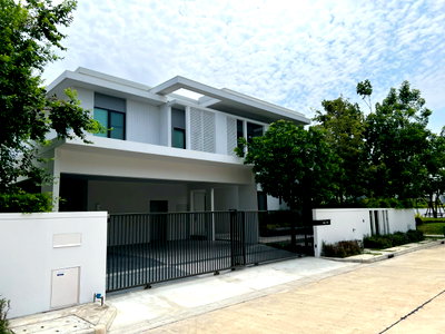 Houses for rent Samut Prakarn : For rent: Luxurious detached house, beautifully decorated, Manthana Bangna Km.15, 4 bedrooms, 5 bathrooms, 4 parking spaces.
