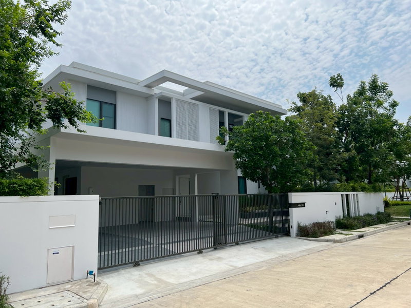 Houses for rent : For rent: Luxurious detached house, beautifully decorated, Manthana Bangna Km.15, 4 bedrooms, 5 bathrooms, 4 parking spaces.