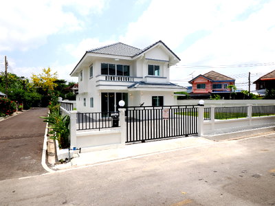บ้านเดี่ยว นิคมสมุทรสาคร : ขายราคาพิเศษ บ้านเดี่ยว 2 ชั้น ม.เบญจทรัพย์นคร ขนาด 126.1 ตร.ว 6 นอน 2 น้ำ  วัสดุพรีเมี่ยม พร้อมเฟอร์ เข้าอยู่ได้ทันที [เอกชัย-พระราม2]