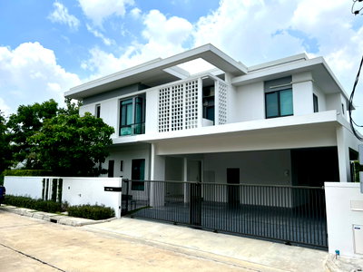 Houses for rent Samut Prakarn : For rent: Luxury detached house, Manthana Bangna KM.15, 4 bedrooms, 5 bathrooms, 1 maid room, 4 parking spaces.