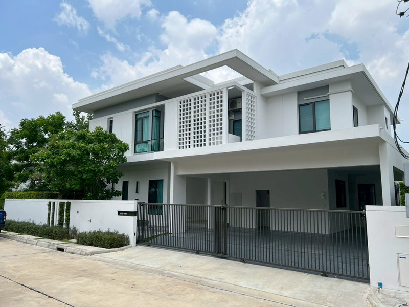 Houses for rent : For rent: Luxury detached house, Manthana Bangna KM.15, 4 bedrooms, 5 bathrooms, 1 maid room, 4 parking spaces.