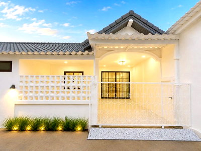 Townhouses for sale Central Si Racha : Townhouse in Sriracha Prime Location: Located behind Assumption Sriracha School