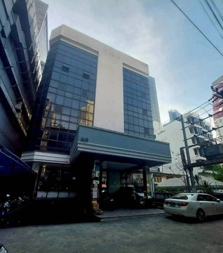 For sale: 6-story building, area 234 sq m, Silom and 5-story commercial building, 2 units, 20.5 sq m, near BTS Saladaeng and MRT Silom, total 800 MB.