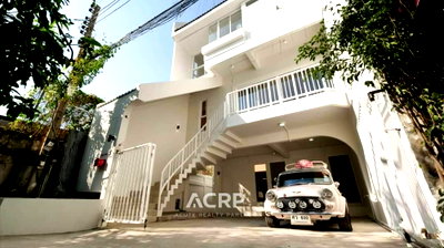 เช่าบ้านเดี่ยว โรงเรียนเซนต์แอนดรูส์อินเตอร์เนชันแนล กรุงเทพ : ให้เช่าบ้านเดี่ยวซอยปรีดี 42 สุขุมวิท 71 บ้านเดี่ยวสไตล์ลอฟ เลี้ยงสัตว์ได้ ตกแต่งพร้อมเฟอร์นิเจอร์