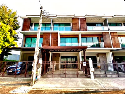ทาวน์โฮม ลาดพร้าว 107 : ขายด่วน! ราคาพิเศษ ทาวน์โฮม 3 ชั้น ศุภาลัย เอสเซ้นส์ ลาดพร้าว | ทำเลศักยภาพ ใจกลางลาดพร้าว – ใกล้ MRT ลาดพร้าว 101 เพียง 1 กม. บ้านสวยสไตล์โมเดิร์น
