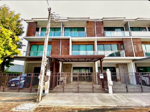 ขายด่วน! ราคาพิเศษ ทาวน์โฮม 3 ชั้น ศุภาลัย เอสเซ้นส์ ลาดพร้าว | ทำเลศักยภาพ ใจกลางลาดพร้าว – ใกล้ MRT ลาดพร้าว 101 เพียง 1 กม. บ้านสวยสไตล์โมเดิร์น
