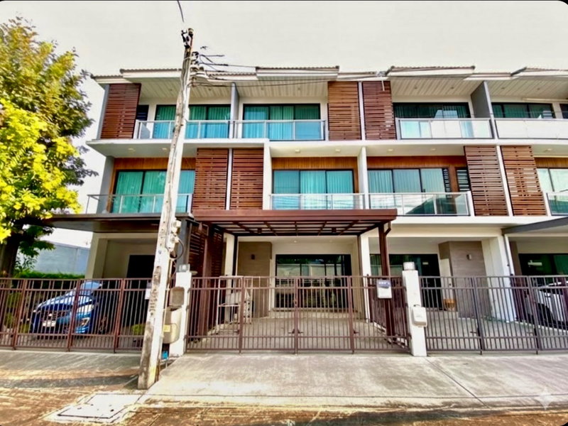 Townhouses for sale : Urgent Sale! Special Price – 3-Storey Townhome at Supalai Essence Ladprao | Prime Location Near MRT Ladprao 101, Modern Design