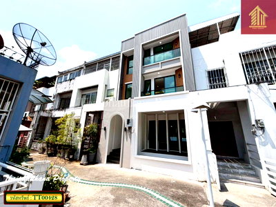 ทาวน์โฮม ดองกิ มอลล์ ทองหล่อ   : ทาวน์โฮม 4.5 ชั้น สุขุมวิท 101 ตกแต่งใหม่ พร้อมลิฟต์ ใกล้ BTS ปุณณวิถี