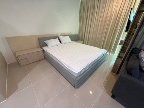 S38 ให้เช่าคอนโด The Room Sukhumvit 21 (เดอะ รูม สุขุมวิท 21) เดินทางสะดวกใกล้ BTS/MRT เฟอร์นิเจอร์และเครื่องใช้ไฟฟ้าครบ พร้อมเข้าอยู่
