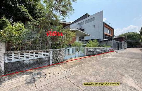 Land with existing building for sale, 101 sq.wah, Inthamara 22, near MRT Sutthisan.