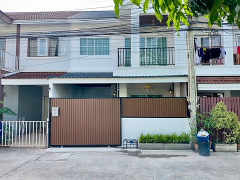 Townhouse for sale in Chawala Village, Nong Prue, Bang Lamung, Chonburi. Excellent location, move in Ready