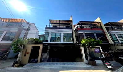 Townhouses for sale Pracha Uthit Road : 🔥Modern 3.5-storey luxury home for sale. Beautifully designed like a show house with full furniture and free gifts included