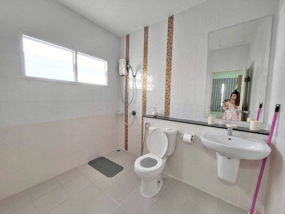 รูป ขายบ้านแฝด สไตล์บ้านเดี่ยว  ใกล้โรงเรียนนานาชาติ ISE บ่อวิน - รูปที่ 11/16