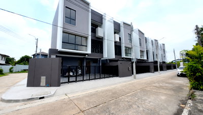 Houses for sale MRT Lat Phrao 83  : Feel Town Lat Phrao 101 is a 3-story detached house located in a prime location with convenient access and close to the BTS Skytrain.