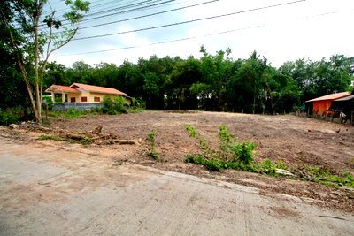 Land for sale Nikhom Pattana Rayong : Land for sale at 7,000 THB per sq.wah, total area 355 sq.wah.,Located just 700 meters from Mab Kha Intersection, Nikom Phatthana, Rayong.