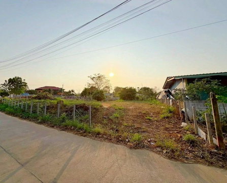 Beautiful land for sale near Mab Prachan Reservoir. Excellent atmosphere and a rare find.