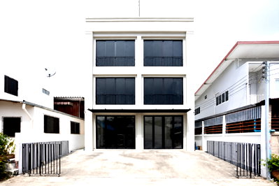 Shophouses for rent วิทยาลัยดุสิตธานี : For rent: Office building on Bangna–Trat Roadnear Central Bangna.