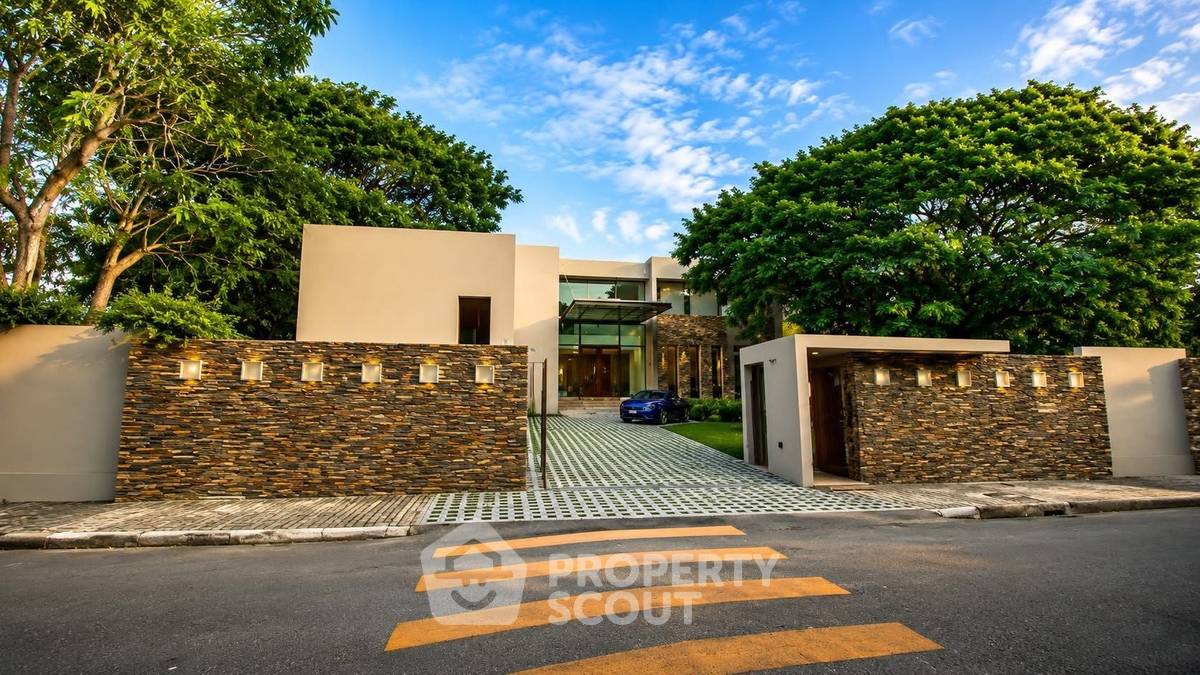 รูป บ้าน 3 ห้องนอน ขายพร้อมเลี้ยงสัตว์ The Royal Golf & Country Club ใกล้สนามบินสุวรรณภูมิ (ID 2885146) - รูปที่ 1/12