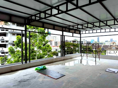Office for rent : LTH15371 – Rooftop Space for Rent Sukhumvit 33 | Prime Business Location | Near BTS Phrom Phong & Asok | 220,000 THB | พื้นที่รูฟท็อปให้เช่า สุขุมวิท  ทำเลดี เหมาะสำหรับธุรกิจ ใกล้ BTS พร้อมพงษ์ และ อโศก