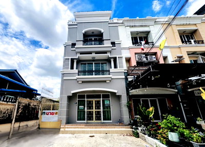 ขายทาวน์โฮม : ขายโฮมออฟฟิศ 3 ชั้น #ห้องริม #หมู่บ้านปริญลักษณ์ วงแหวน-สาทร สุดยอดทำเลบน ถ.กาญจนาภิเษก ใกล้ #เดอะมอลล์บางแค #MRT หลักสอง หลังใหญ่ ถนนกว้าง