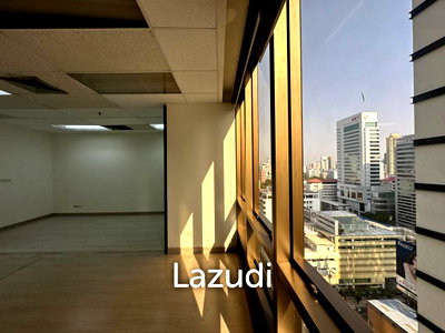 Office for rent : 70 sqm bright office for rent at 253 Asoke Building Khlong Toei Nuea Bangkok