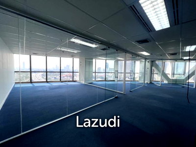 Office for rent : 228 sqm high floor office Chartered Square Si Lom Bangkok