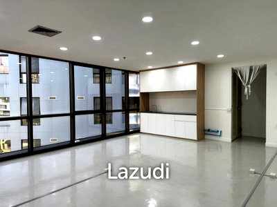 Office for rent Srinakharinwirot University Prasanmit Campus : 94 sqm modern office in Sino-Thai Tower Khlong Toei Nuea Bangkok