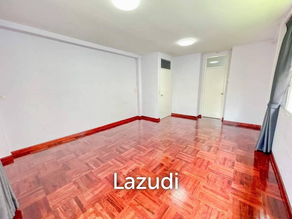 รูป Luxury Home Office for rent in Ramintra (100m. From BTS) - รูปที่ 6/13
