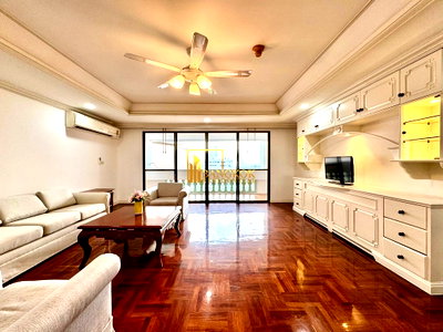Apartment building for rent Srinakharinwirot University Prasanmit Campus : Enormous 4 Bedroom Apartment Located in Phrom Phong Area - BR0765AP