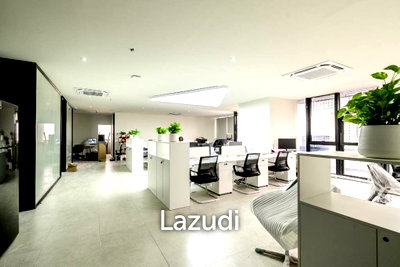 Office for rent Srinakharinwirot University Prasanmit Campus : Premium Fully Furnished Office in Huai Khwang