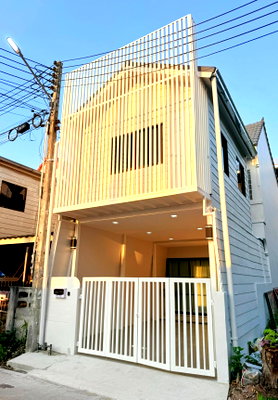 ทาวน์โฮม ชลบุรี : 🔥ขาย บ้านทาวน์เฮ้าส์ 2 ชั้น Ngamcharoen 13 งามเจริญ 13 🌳 บรรยากาศร่มรื่น เป็นส่วนตัว พร้อมของแถมหลายรายการ