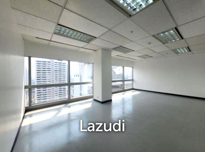 Office for rent Srinakharinwirot University Prasanmit Campus : 40 sqm high floor office in Sermmit Tower Khlong Toei Nuea Bangkok