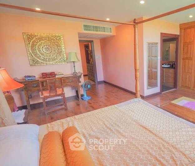 picture 2-BR Condo 203 Sqm Executive Residence 4, Phratamnak (ID 2901071) - 2/7