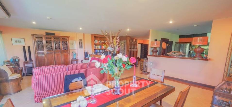 picture 2-BR Condo 203 Sqm Executive Residence 4, Phratamnak (ID 2901071) - 5/7