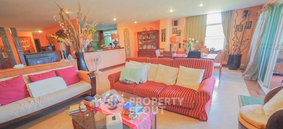 picture 2-BR Condo 203 Sqm Executive Residence 4, Phratamnak (ID 2901071) - 6/7