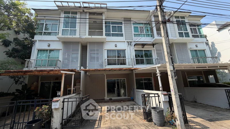 Townhouses for sale : Pet-Friendly 3-BR Townhouse For Sale, The Metro Rama 9 (ID 2909258)